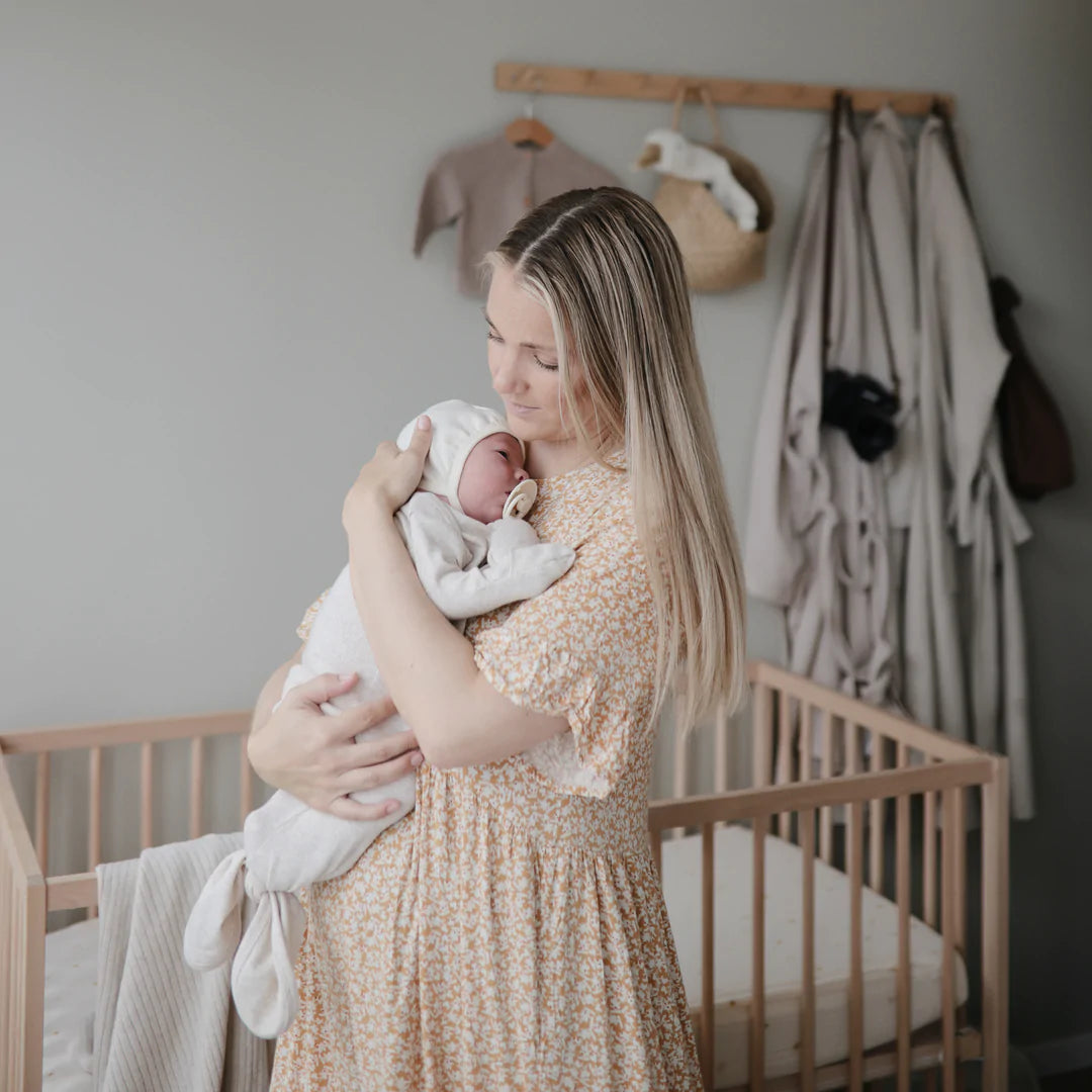 Mushie Ribbed knotted baby gown | Beige melange